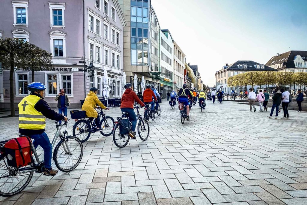 Die Route der Critical Mass Lüdenscheid führte direkt am Rathaus vorbei. Vielleicht schaut ja irgendwann mal jemand der darin Arbeitenden zu...:)