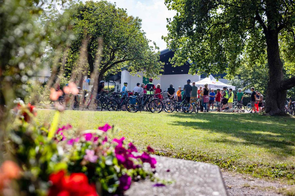 Der Versuch, eine Critical Mass in Halver zu zelebrieren, startet im Rathauspark in Halver.